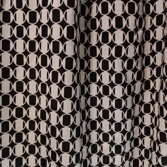 Michael Kors Black & White Geometric Women's Blouse - Picture 3 of 11